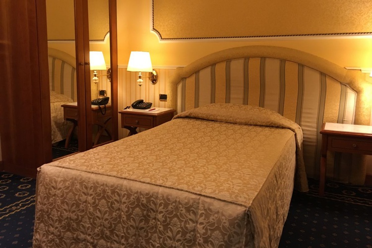 Camera singola classica Hotel Andreola Central Milano Camera singola classica Hotel Andreola Central Milano