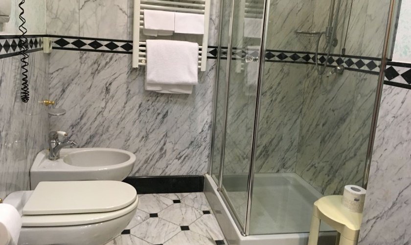 Due adiacenti camere doppie o matrimoniali Hotel Andreola Central Milano Due adiacenti camere doppie o matrimoniali Hotel Andreola Central Milano