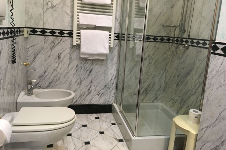Due adiacenti camere doppie o matrimoniali hotel andreola central milano Due adiacenti camere doppie o matrimoniali hotel andreola central milano