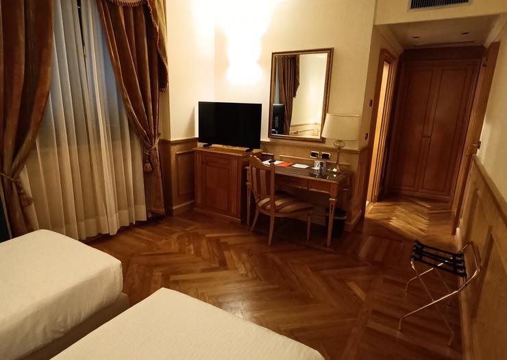 CAMERA SUPERIOR DUE LETTI Hotel Andreola Central Milano CAMERA SUPERIOR DUE LETTI Hotel Andreola Central Milano